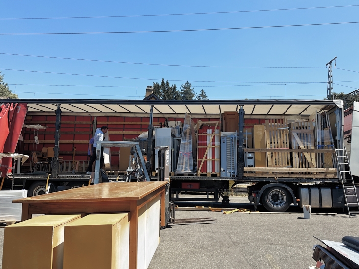 Laura-India outdoor workplace with wood on a truck with one side opened